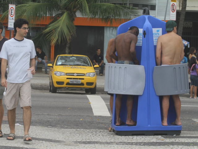 Banheiro “fraldão” volta a ser instalado em Copacabana para o Réveillon