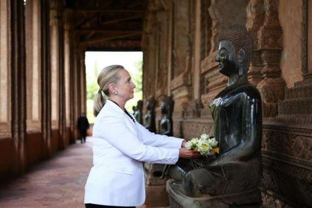 clinton-with-buddha