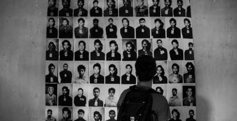 Rostros de algunas de las víctimas del genocidio de Camboya en una de las prisiones más temibles del régimen jemer, la S-21. - PAU GARCÉS