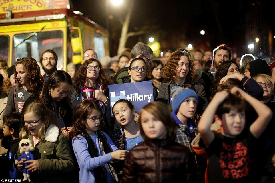 apoiadores de Clinton reagir a resultados eleitorais em um comício no bairro Brooklyn de Nova York na terça-feira