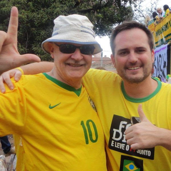 Alejandro Chafuen, da Atlas, com Fábio Ostermann do MBL na manifestação em Porto Alegre. Foto: Reprodução/Facebook