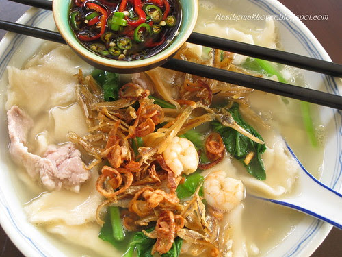 Mee Hoon Kueh (Hand-pulled noodles) 麵粉粿