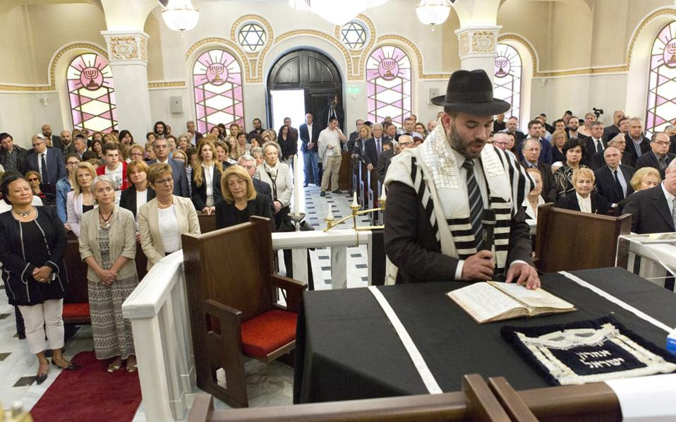 Με αφορμή το ετήσιο μνημόσυνο για τα θύματα του Ολοκαυτώματος, ο πρόεδρος της Εβραϊκής Κοινότητας Θεσσαλονίκης, Δαβίδ Σαλτιέλ, επέδωσε τιμητική πλακέτα στον εγγονό του Αγγελου Κουτσουμάρη.