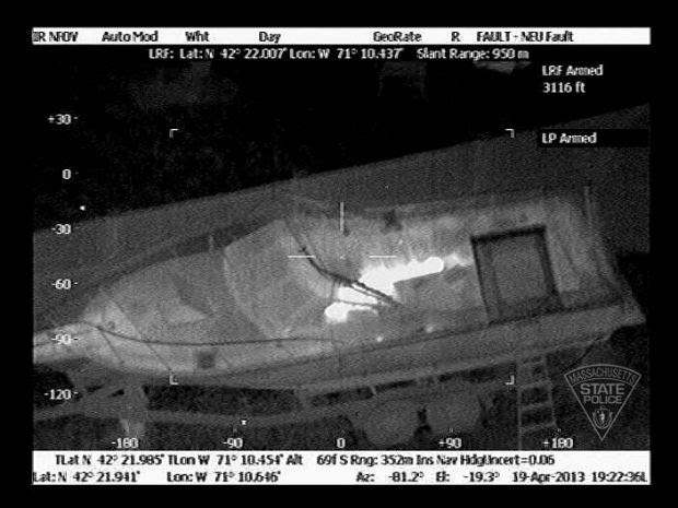 Esta imagem foi feita às 19h22, com câmera térmica, destaca o suspeito (Foto: Massachusetts State Police/AP) Esta imagem foi feita às 19h22, com câmera térmica, destaca o suspeito (Foto: Massachusetts State Police/AP)