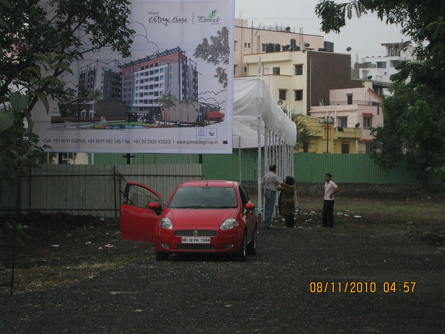 Pinnacle Cottage Close at 'Abhiruchi Village' on Sinhagad Road Pune 411 041 - property buyers at the site on the day after the launch