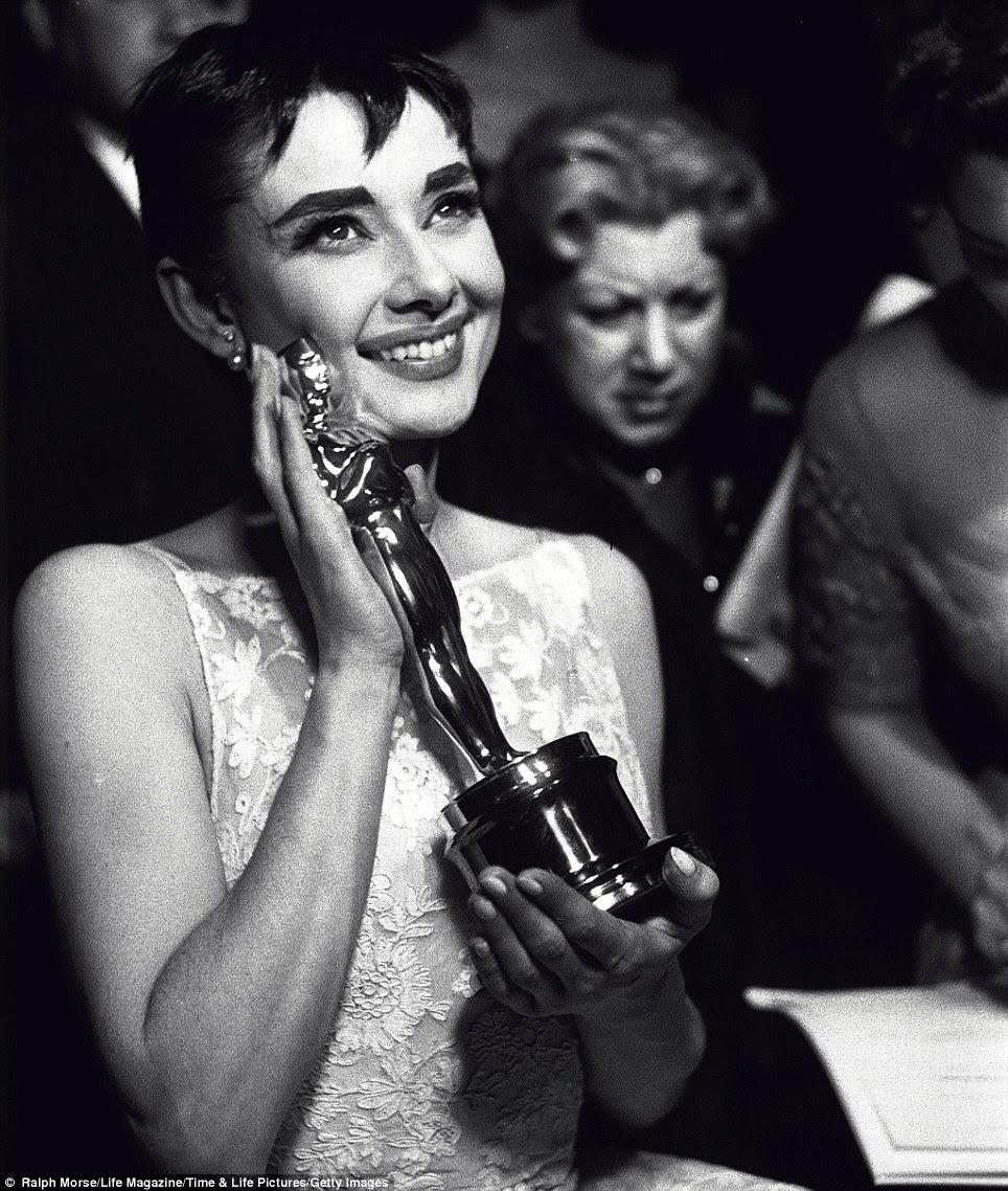 Melhor do que caixa de Tiffany: feixes de Audrey Hepburn e embreagens seu Oscar de melhor atriz na cerimônia em Hollywood, 1953, após seu desempenho em Roman Holiday