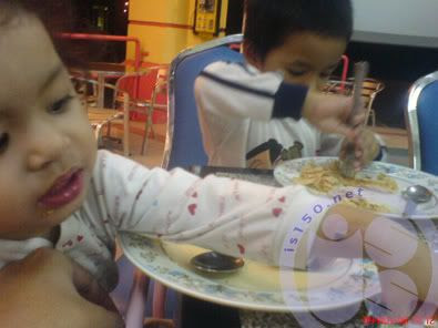 Photobucket - Pica n Nuqman makan roti canai
