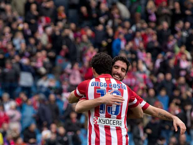 Diego Costa é abraçado por Raul García: artífices na vitória do Atlético Foto: Getty Images