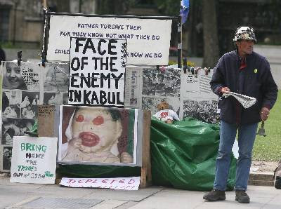 El pacifista Brian Haw cumple hoy 3.000 días de acampada frente al Parlamento de Londres