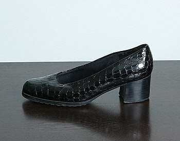 Deutsch: Pumps mit Gummisohle, Blockabsatz und...