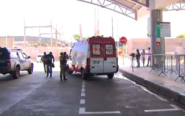Polícia e Samu foram encaminhadas à Estação Mussurunga após ataque de homem com faca (Foto: Imagem/TV Bahia