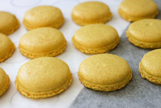 gelbe Macarons gebacken
