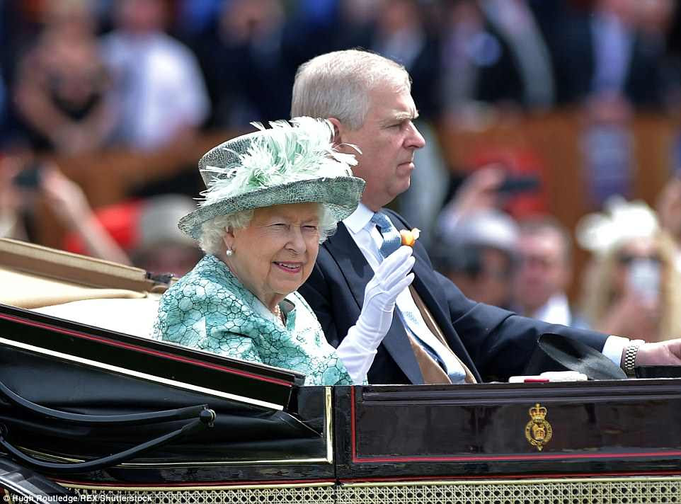 A rainha foi vista acenando para multidões de admiradores no último dia das corridas da Ascot, enquanto fãs reais tiravam fotos dela em seus telefones.