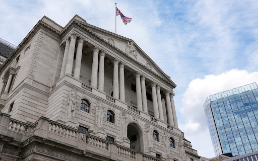 Ignore the Bank of England – these four signs tell investors when to buy and sell.