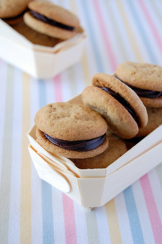 Almond truffle cookies / Biscoitinhos de amêndoa com recheio trufado