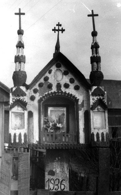 Mniów. Ludowa kapliczka drewniana Matki Boskiej Częstochowskiej. Fot. Marian Chochowski, 1995 rok