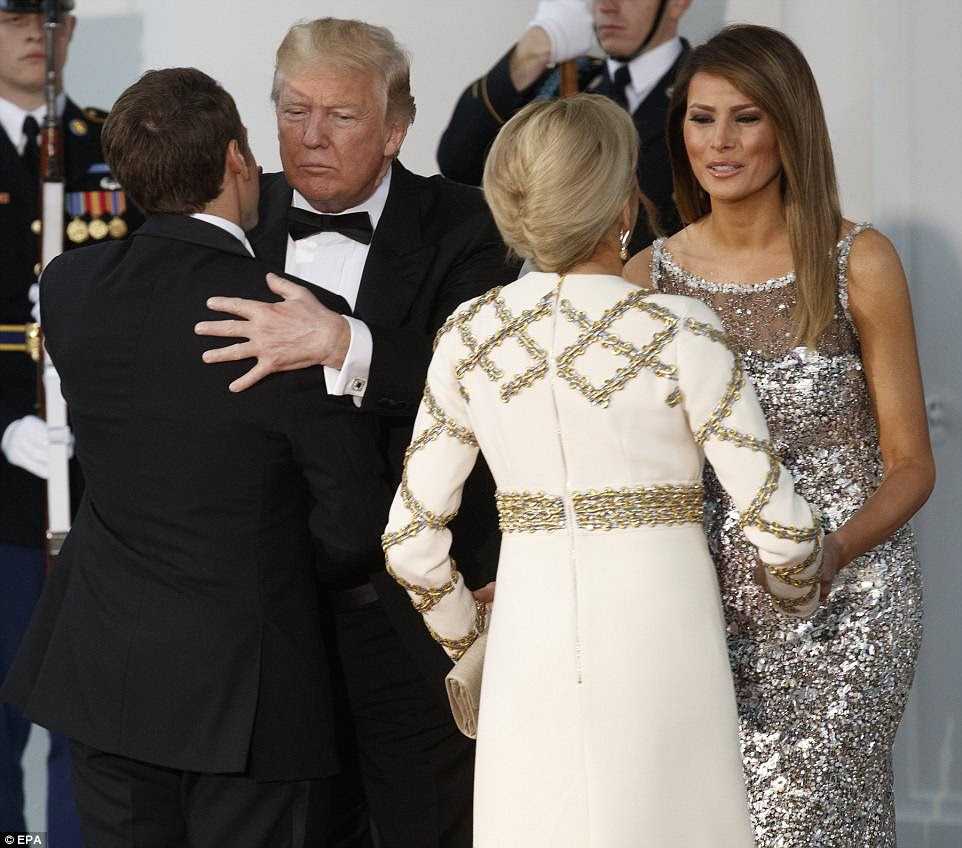Trump e sua esposa, Melania, trocaram abraços e beijos de ar com os Macrons antes de entrar na Casa Branca para as festividades.