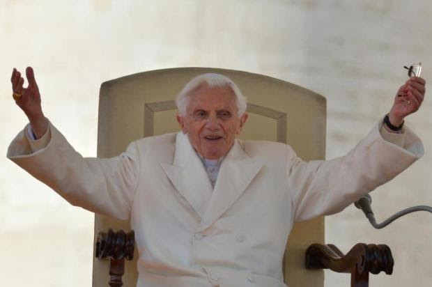 Papa Bento XVI justifica sua saída e pede orações pelo futuro pontífice GABRIEL BOUYS/AFP