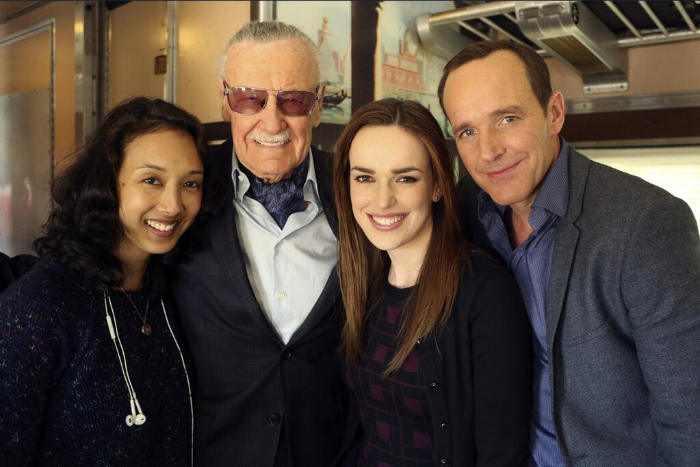 http://www.agentsofguard.com/wp-content/uploads/2014/01/stan-lee-agents-of-shield-cameo-first-look.jpg