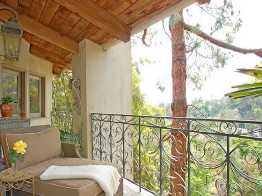 Halle Berry-balcony Halle Berry-balcony