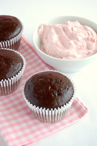 Chocolate-mayonnaise cupcakes with raspberry cream / Cupcakes de chocolate e maionese com chantilly de framboesa