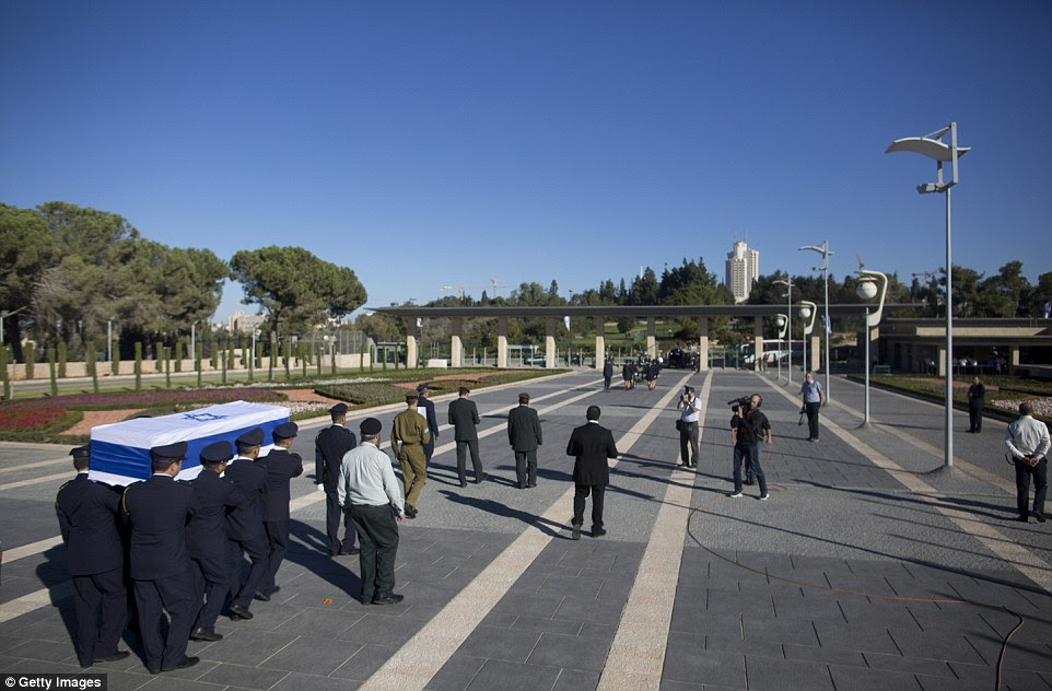 jornada final: Corpo Peres 'começa a partir do Knesset, o parlamento de Israel, para um terreno no mais famoso cemitério de Israel