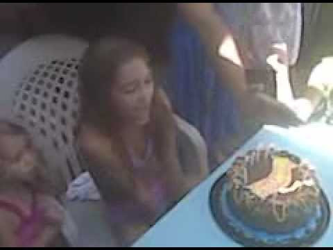 video que muestra como dejan ko a una chica despues de cantarle el feliz cumpleaños