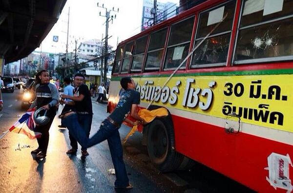 Studenti ultra-nazionalisti attaccano un autobus pubblico dopo aver notato alcuni passeggeri con in dosso delle camicie rosse BaUobIgCAAAlLsc Thailandia: scontro frontale contro la democrazia
