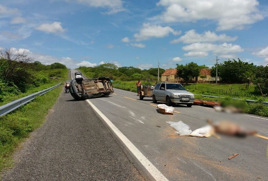 Caixões com corpos foram lançados na rodovia (Foto: Folha do Sertão)
