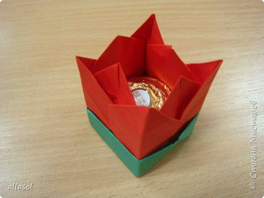 Я показывала тюльпанчики-коробочки с конфетой http://stranamasterov.ru/node/1011679  . Для тех, кто заинтересовался - МК. Идея из книги   С.Соколовой "Бумажные цветы, букеты, кусудамы."  фото 21