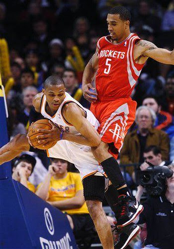 20101117-russell-westbrook-courtney-lee