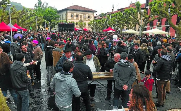 A disfrutar. Cientos de irundarras se encararon con el mal tiempo para compartir el Sagardo Eguna en la plaza Urdanibia.
/FOTOS: F. DE LA HERA