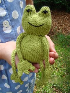 Ribbit !   Free knitting pattern - the added twist is that inside of the body is a tennis ball!  This means that Ribbit bounces when tossed!  How fun is that?  The bounce is softened because of the knitted enclosure but this makes it even better for indoor play.