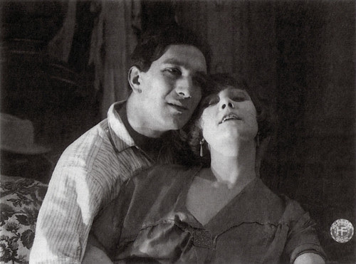 Adelqui Migliar, Annie Bos