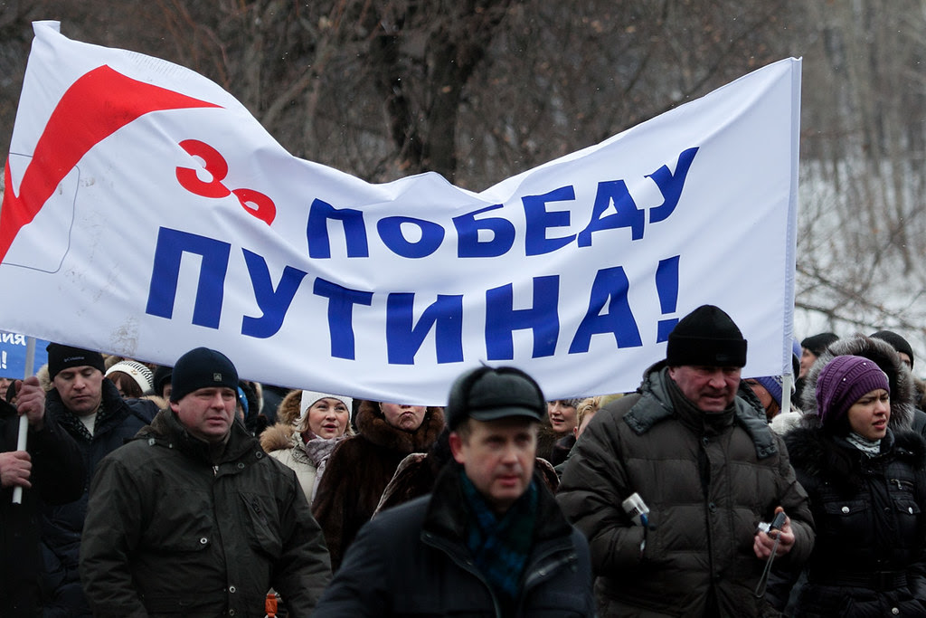 Шествие и митинг поддержку Владимира Путина под названием "Защитим Россию". 23 февраля 2012