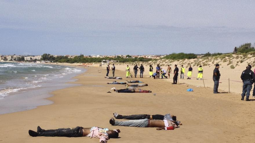 Cuerpos de un grupo de inmigrantes que se ahogaron al intentaba llegar a la orilla de Sicilia, Italia, el 30 de septiembre de 2013./ Fotografía: AP