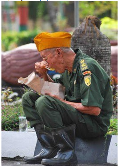 Seorang veteran yang tidak lebih adalah seorang tua renta dan tidak pernah menuntut apa-apa selain hidup tenang di sisa akhir hidupnya.