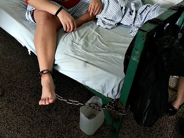 Presa é mantiga acorrentada em leito do Hospital de Base Porto Velho (Foto: Comissão de Direitos Humanos da OAB/Divulgação)