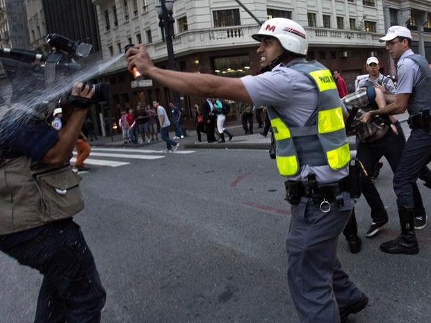 Policial usa spray de pimenta contra cinegrafista durante protesto em São Paulo. (Foto: Rodrigo Paiva/Estadão Conteúdo) Policial usa spray de pimenta contra cinegrafista durante protesto em São Paulo. (Foto: Rodrigo Paiva/Estadão Conteúdo)
