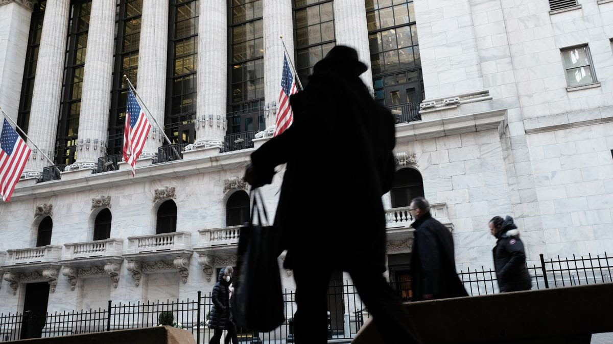 Stocks sink as big banks get pummeled