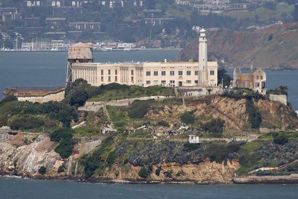 http://i667.photobucket.com/albums/vv35/Ryoaditya/alcatraz-prison-picture.jpg