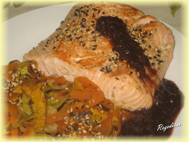 SALMON CON VERDURAS, SÉSAMO Y SALSA AGRIDULCE DE NARANJA
