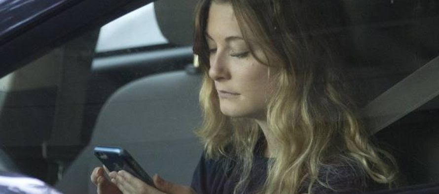California thông qua luật thắt chặt sử dụng điện thoại khi lái xe
