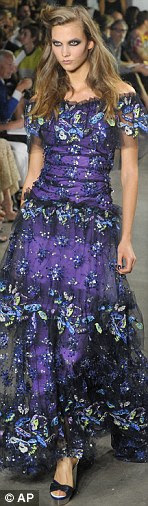 http://i.dailymail.co.uk/i/pix/2011/09/14/article-2037074-0DDF69F700000578-104_148x506.jpg