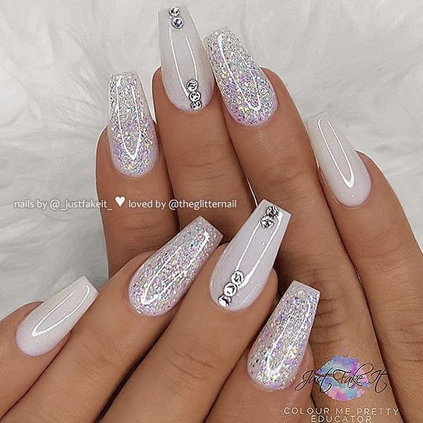 Featured image of post White Acrylic Nails With Diamonds : Acrylic nails with rhinestones | white gel nails with crystals.