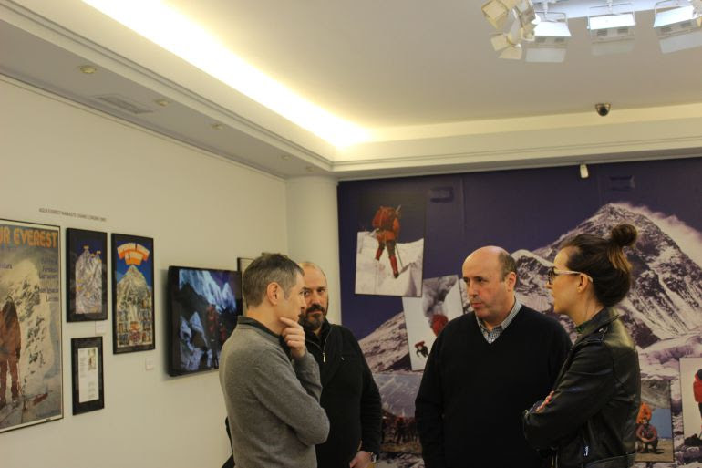 Los hijos de Fernando Larruquert, junto a la delegada de Cultura, Juncal Eizaguirre y el Comisario de la exposición, Gurutz Albisu. 
