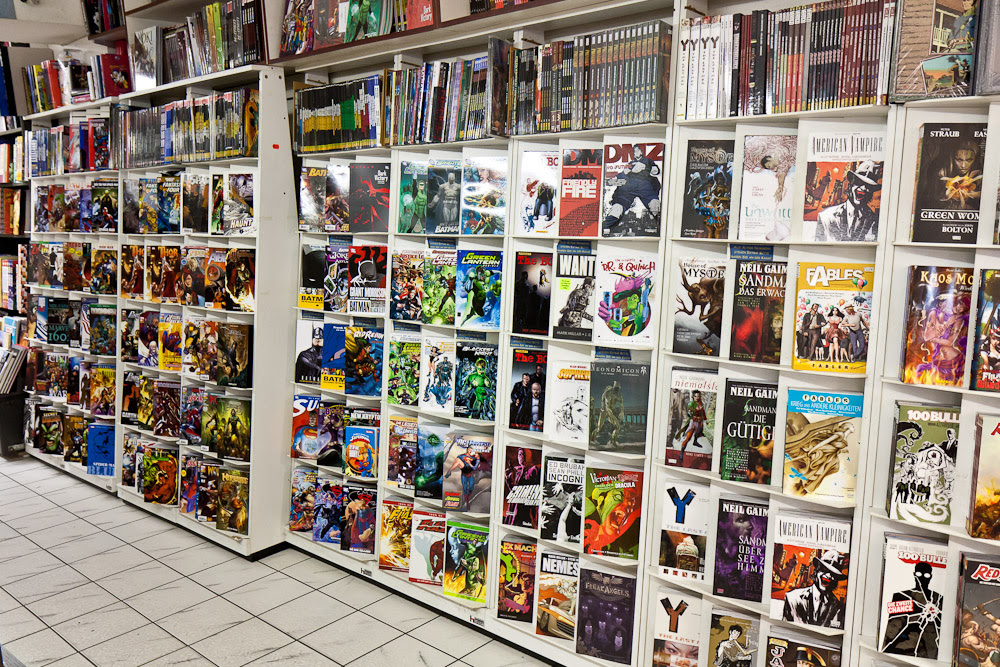 Читай город купить мангу. Магазин комиксов. Магазины комиксов и манги. Магазины комиксов в Японии. Магазин книг и комиксов сайт.
