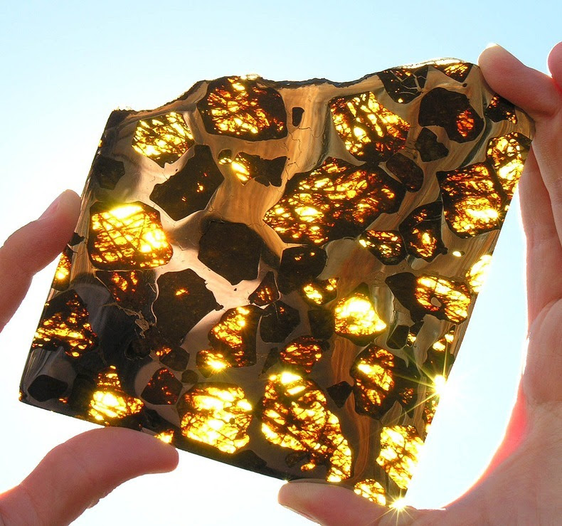 Fukang meteorit ditemukan di pegunungan bersahabat Fukang Pallasite Fukang – Meteorit Terindah di DUnia