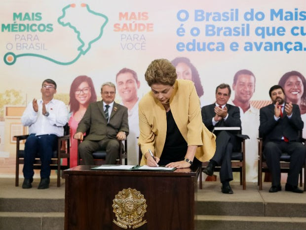 Presidente Dilma Rousseff assina medida provisória que estende contratos do Mais Médicos até 2019 (Foto: Roberto Stuckert Filho/PR)