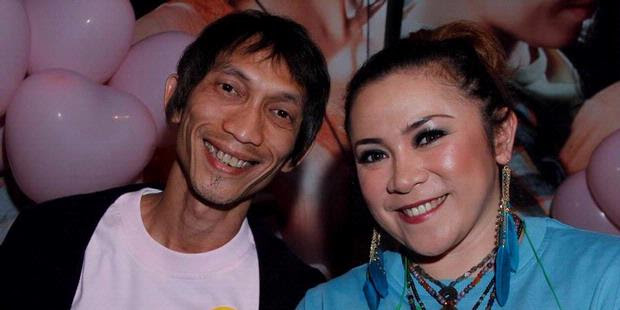 http://assets.kompas.com/data/photo/2012/11/09/1542257-melly-goeslaw-dan-anto-hoed-1-620X310.jpg